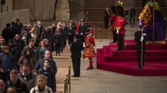 Colas de ciudadanos, el pasado lunes, en la capilla ardiente de Isabel II en Westminster