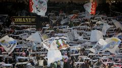 La afici�n aplaudi� el detalle del Celta de recordar a Robe Iniesta; en la imagen, la grada de animaci�n.