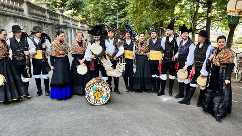 El grupo de msica tradicional actu en la investidura del alcalde de Ginebra, natural de Corme.