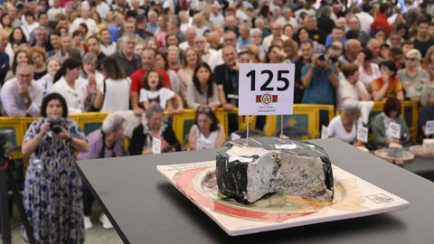 El mejor Cabrales del a�o ha sido subastado este domingo por 37.500 euros, una cifra nunca alcanzada en las 54 ediciones que viene celebr�ndose el certamen dedicado al queso m�s reconocido de Asturias y que durante meses madura en cuevas naturales de los Picos de Europa