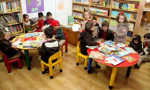 Imagen de archivo de una visita de escolares durante este curso a la biblioteca municipal Varela J�come.