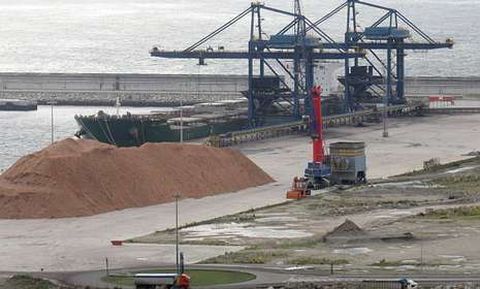 En la fotograf�a, una vista parcial de las instalaciones del puerto exterior de Ferrol.