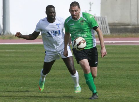 Jarju, a la izquierda, en el partido ante el Xove Lago que se jug� en el campo de A Pinguela. 