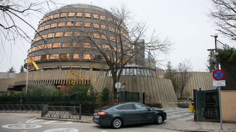 Un vehculo pasa a la sede del Tribunal Constitucional, este lunes