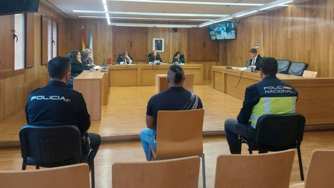 El acusado compareci&oacute; en el juicio escoltado por dos agentes de la Polic&iacute;a Nacional