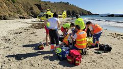 El operativo de emergencias para evacuar al hombre que fue rescatado del agua en Bascuas.