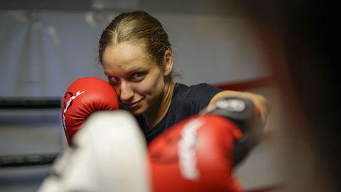 A boxeadora ourens�, Luz�a Pi�ero, no cuadril�tero de Turbo Box onde entrena para competir e tam�n traballa