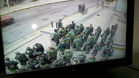 Soldados de la Guardia Nacional Bolivariana asediando la Fiscala de Venezuela, sede del Ministerio Pblico de Venezuela