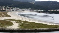 Vista general de la playa de Covas, en Viveiro, en cuyas inmediaciones se ubica la casa valorada en 4,4 millones de euros que ha sido subastada