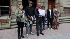 Representantes de PP, PSOE y BNG arroparon a los vecinos de Peliqun.
