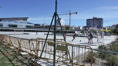 Las vallas originales tuvieron que ser cambiadas temporalmente por otras de obra.