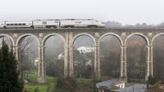 El Alvia de Lugo a Madrid saliendo por el remozado viaducto de A Chanca