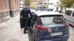 Un polic�a entra en un coche patrulla frente al juzgado de Monforte, en una fotograf�a de archivo