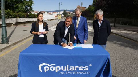 El portavoz del PP de Pontevedra, Rafa Dom�nguez, en el momento de firmar ante notario, el pasado mes de junio, que si es alcalde reabrir� la calle Reina Victoria al tr�fico