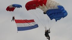 Paracaidistas del ej&eacute;rcito paraguayo durante unas maniobras.