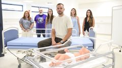 El equipo docente de FP Prime en Pontevedra en el aula taller de enfermería, de izquierda a derecha, Andrea Villalón, Juan Mejuto, Cintia Loira, Carlos Vázquez (director), Paloma López de Guereñu y Cristina Tabuyo