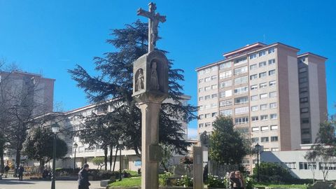 Cruceiro de la plaza del Emigrante