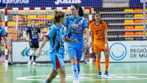 Laura Uña festeja el 1-0 en el Palacio de los Deportes de Cartagena.