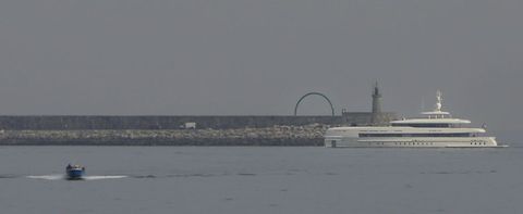 El megayate Sibelle, entrando en el puerto de A Corua para dirigirse a Marina Corua. 