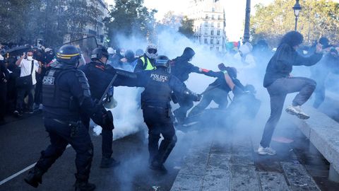 Enfrentamiento entre los manifestantes y la polic�a en Par�s