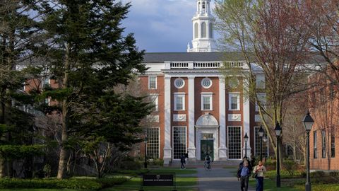 Vista de la entrada principal de la Escuela de Negocios de la Universidad de Harvard, en Cambridge (Massachusetts)