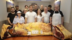 Personal de Parrillada Buenos Aires, Pio do Saleiro y la granja Candal Couselo, con los chuleteros del buey Branqui�o