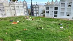 Jardineras rotas esparcidas por el suelo en el cementerio de Ove