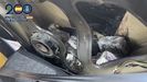Puerta trasera derecha. Kilos de hachs decomisados en el lateral trasero derecho de uno de los tres Seat Ibiza, entre la cubierta interna y la carrocera. Los detenidos aprovechaban estos huecos ocultos, en el argot caletas, para esconder la droga en sus trayectos. La investigacin se instruye en el Juzgado nmero 1 de Vigo. 