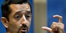 El cirujano Pedro Cavadas, que lider� el equipo que llev� a cabo la cirug�a, explica en una rueda de prensa detalles sobre la operaci�n