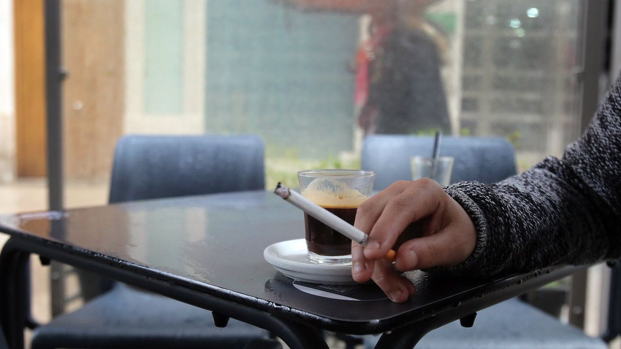 El consumo diario de tabaco en Galicia cae a su mínimo histórico, un 14 %
