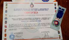 Certificado y medalla entregados a la viuda de V�zquez Barcala.