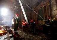 Los equipos de emergencias se afanan en recuperar algunas l�mparas entre los escombros.