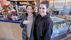 Lourdes Rodr�guez, a la izquierda, con dos de las trabajadoras de sus cafeter�as, bautizadas como Dulce de Leche y repartidas por la ciudad de Pontevedra. 