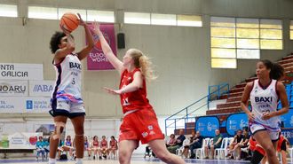 Shaw elev�ndose frente a Ekh en la final de la Copa Galicia entre el Baxi y el Ensino.