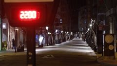 La calle del Paseo de Ourense pr�cticamente desierta en el momento exacto en el que entr� en vigor el toque de queda