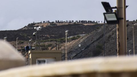 Decenas de personas se congregan frente a la frontera con Ceuta.