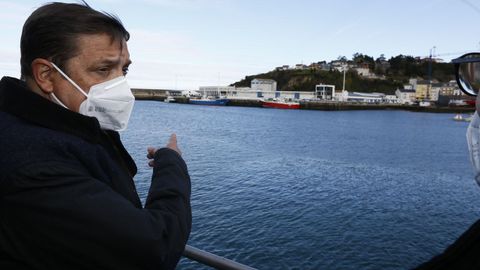El ministro, Luis Planas, durante la visita al puerto de Celeiro
