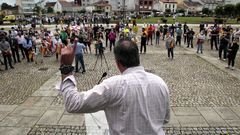 Ortega Smith en un momento del mitin que dio en la plaza de la Compa��a. Al fondo, los manifestantes que protestaron contra el acto electoral