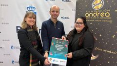 Vicente Mario (en el centro) acompa a Lorena Romero y Vernica Hermo durante la presentacin del festival