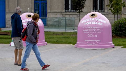 Campa�a de reciclaje en apoyo del D�a Mundial contra el c�ncer de mama en A Coru�a