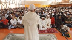 Un im�n se dirige a cientos de musulmanes residentes en Vitoria durante el rito de comienzo del Eid-al-Fitr.