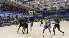 Michael Caicedo, con el 42, en el Obradoiro-Valencia Basket del torneo EncestaR�as celebrado en Pontevedra.