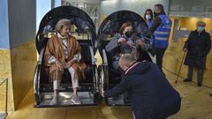 El programa Pedalear y conversar se present� ayer en la sede de Afundaci�n de Pontevedra. Loli Cend�n y Guadalupe del R�o fueron de las primeras usuarias en probar el triciclo el�ctrico