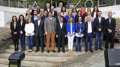 Foto de familia de los integrantes de la lista del PP en la escalinata del parque municipal Reina Sof�a