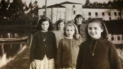 Grupo de ni�as caminando en 1961, con el molino de As Aceas al fondo.