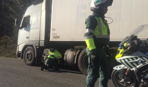 Inspecci�n de un cami�n por parte de una patrulla de la Guardia Civil de Tr�fico