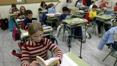 Alumnos con libros de lectura en un aula de Primaria.