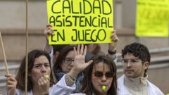 Varios m�dicos, protestando este lunes en Murcia con motivo de la huelga convocada en el sector. En Galicia solo hubo una concentraci�n en Vigo.