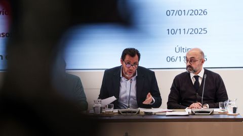 De izquierda a derecha, el ministro de Transportes, �scar Puente, y el presidente del ADIF, Luis Pedro Marco, este viernes en una comparecencia en Madrid.