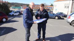 El alcalde de A Lama, Jorge Canda, y el teniente de alcalde, David Carrera, en la parcela donde quieren hacer un centro comercial